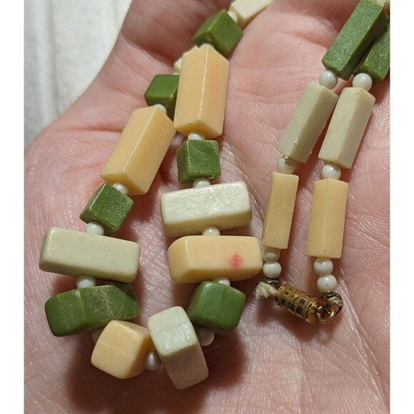Vintage 1920s Celluloid/Bakelite Green Beaded Necklace - Picture 9 of 12